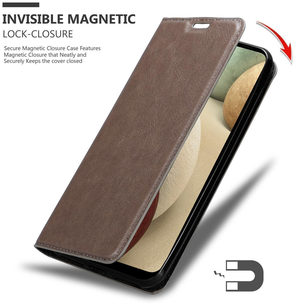Braune Leder-Handyhülle mit Magnetverschluss, geöffnet, um ein Telefon zu zeigen. Weißer Hintergrund.