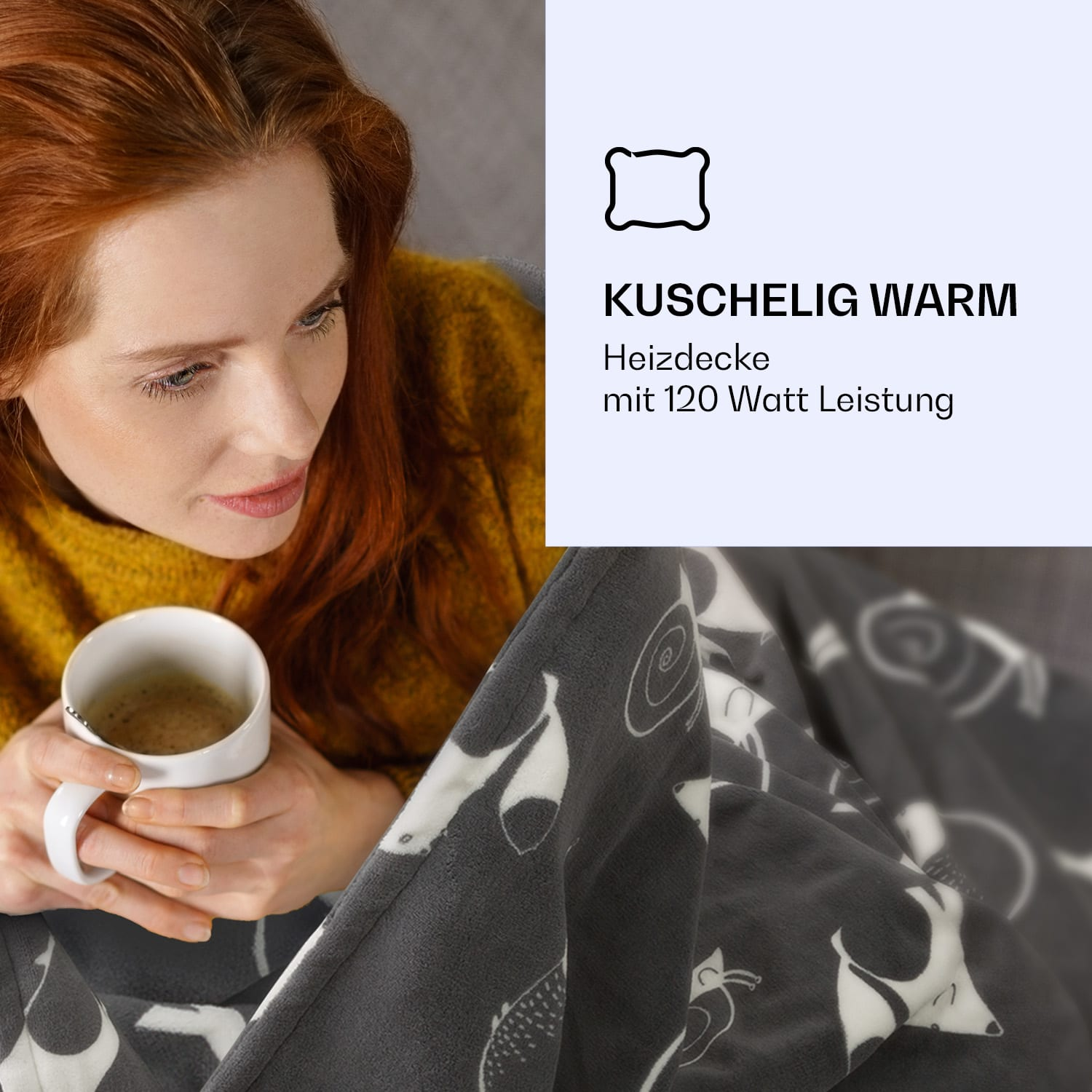 Frau mit roten Haaren hält eine Tasse, betrachtet eine Decke mit weißen und grauen Mustern.