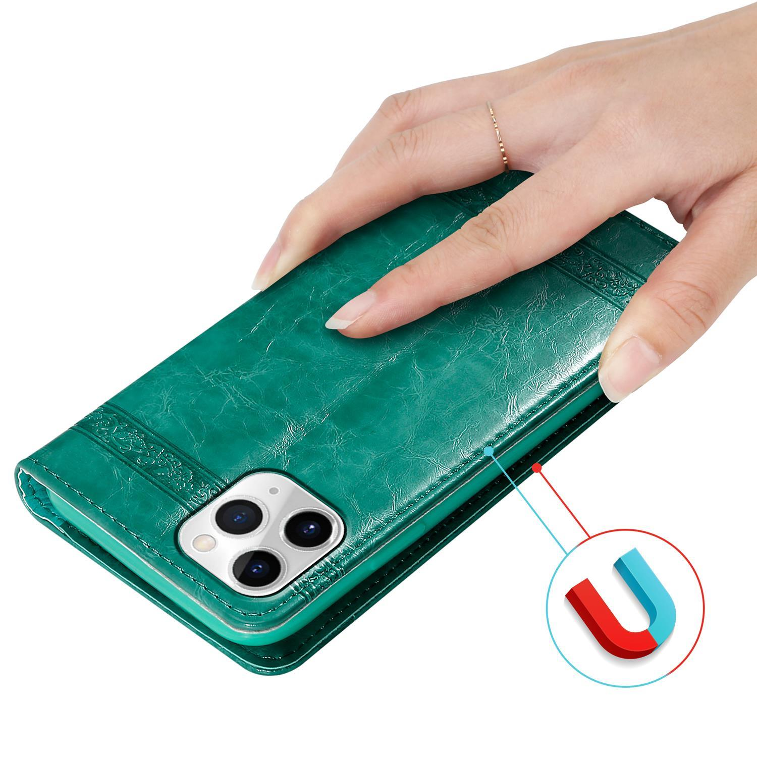 Eine Hand, die eine grüne Leder-Handyhülle hält. Ein Magnetsymbol ist abgebildet. Die Kamera des Telefons ist sichtbar.