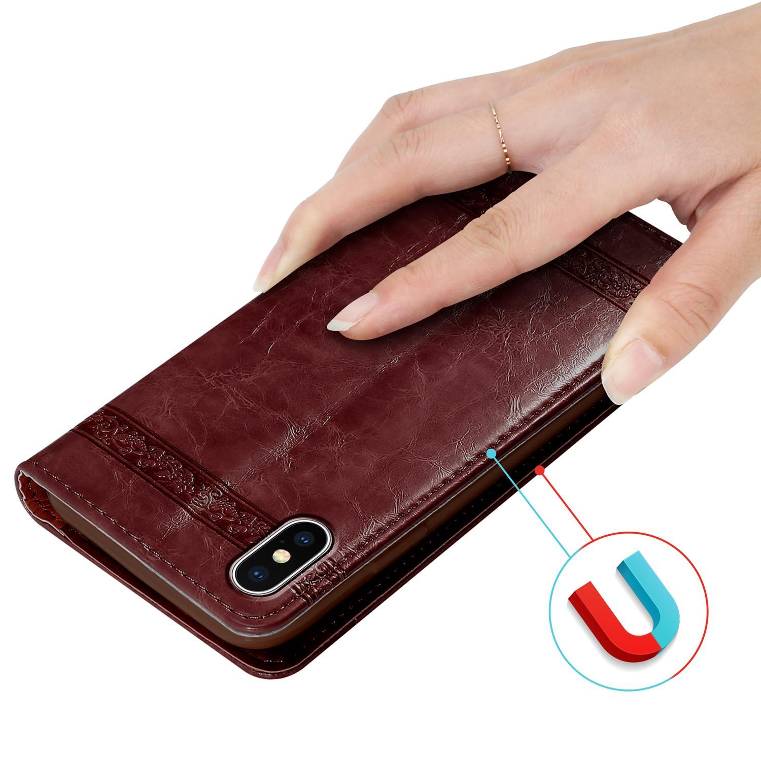 Hand hält braune Handyhülle über Telefon mit Magnetsymbol.