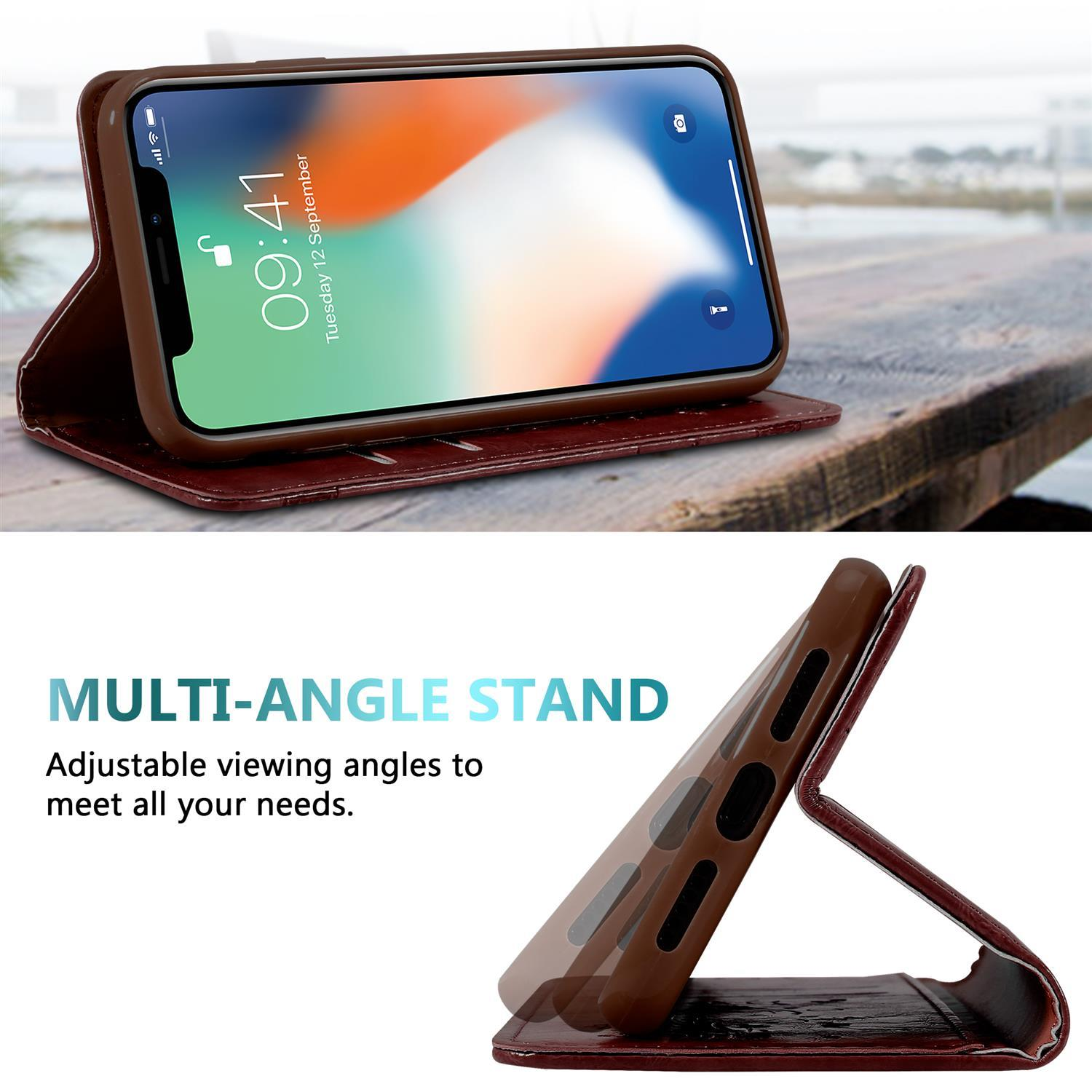 Ein Telefon in einer braunen Lederhülle steht auf einer Holzoberfläche. Die Hülle ist offen und zeigt ein Telefon.
