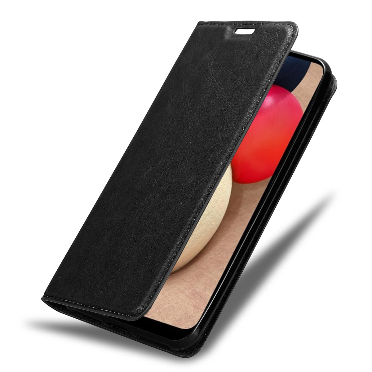 Eine schwarze Handyhülle, teilweise geöffnet, wodurch ein Telefon sichtbar wird.