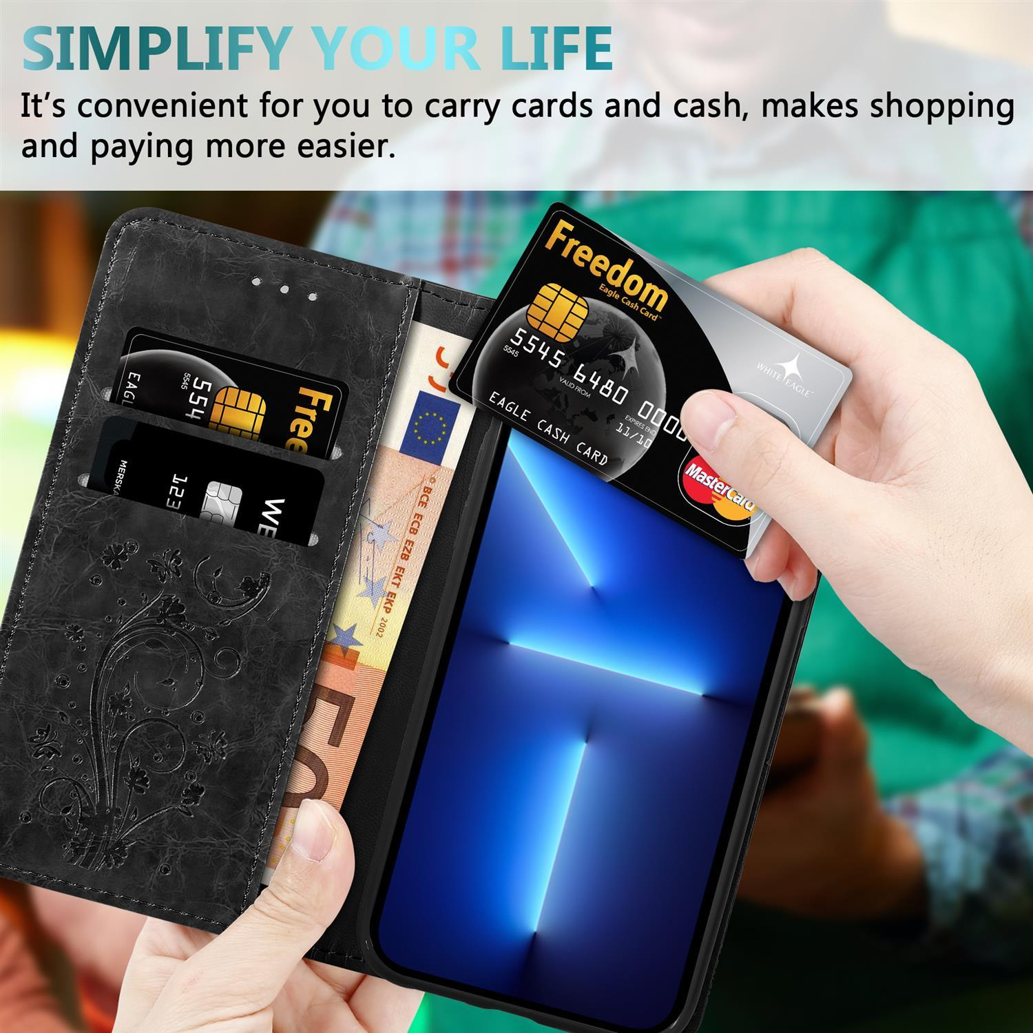 Die Hand einer Person, die ein Telefon mit einer Kartenhülle hält. Ein Telefon, Kreditkarten und Bargeld sind in der Hülle sichtbar.