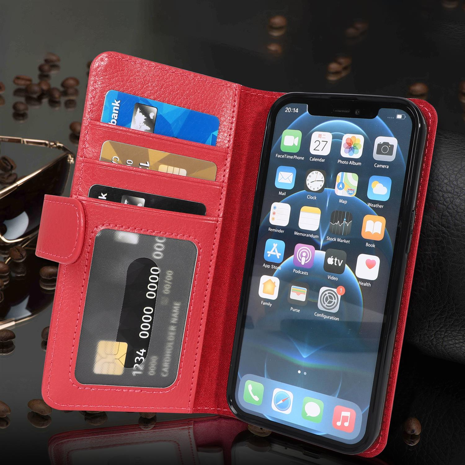 Una custodia per telefono rossa a portafoglio, aperta con carte di credito e un telefono che mostra le icone delle app. Primo piano.