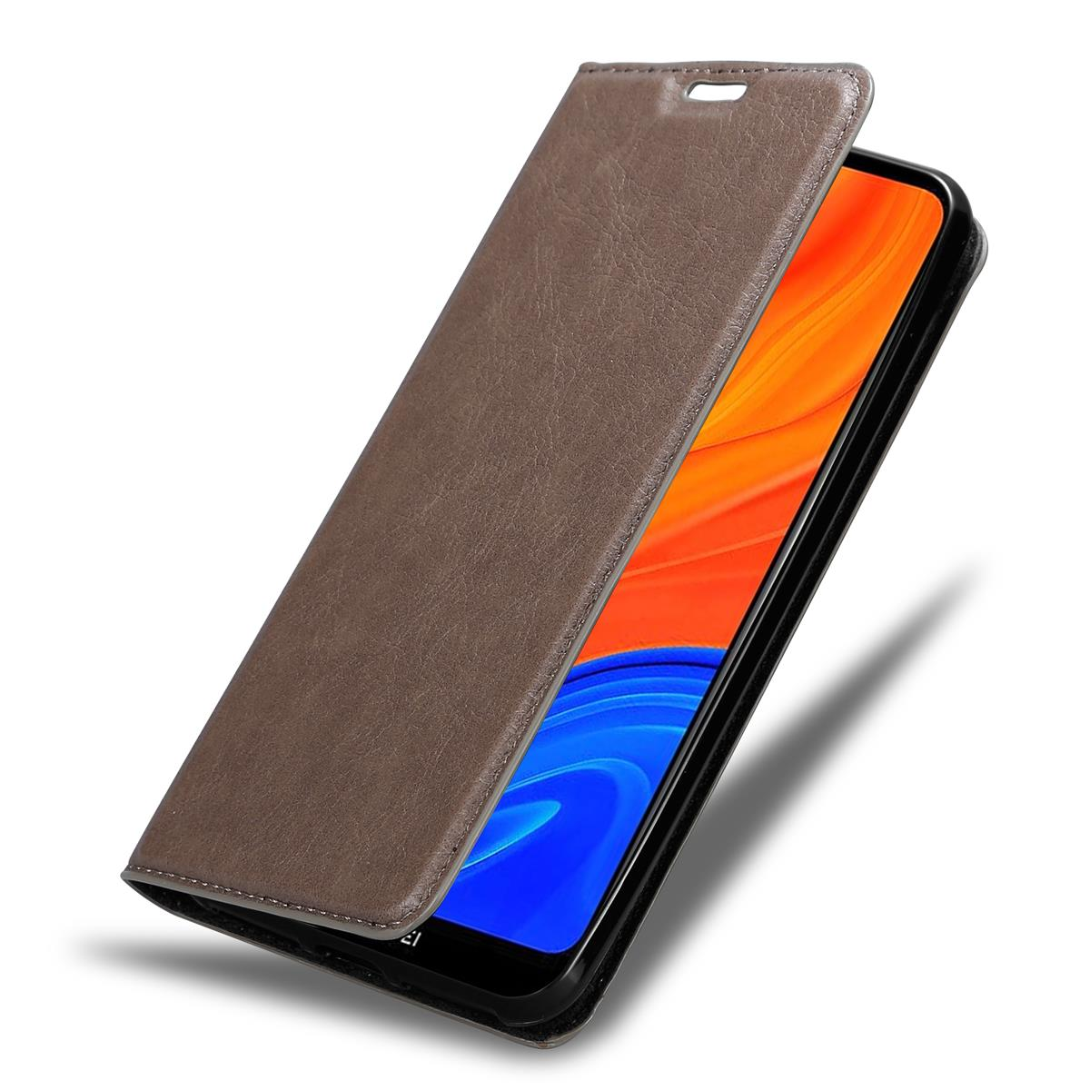 Telefon in einer braunen Lederhülle, geöffnet, um den Bildschirm zu zeigen. Der Bildschirm zeigt Blau und Orange.