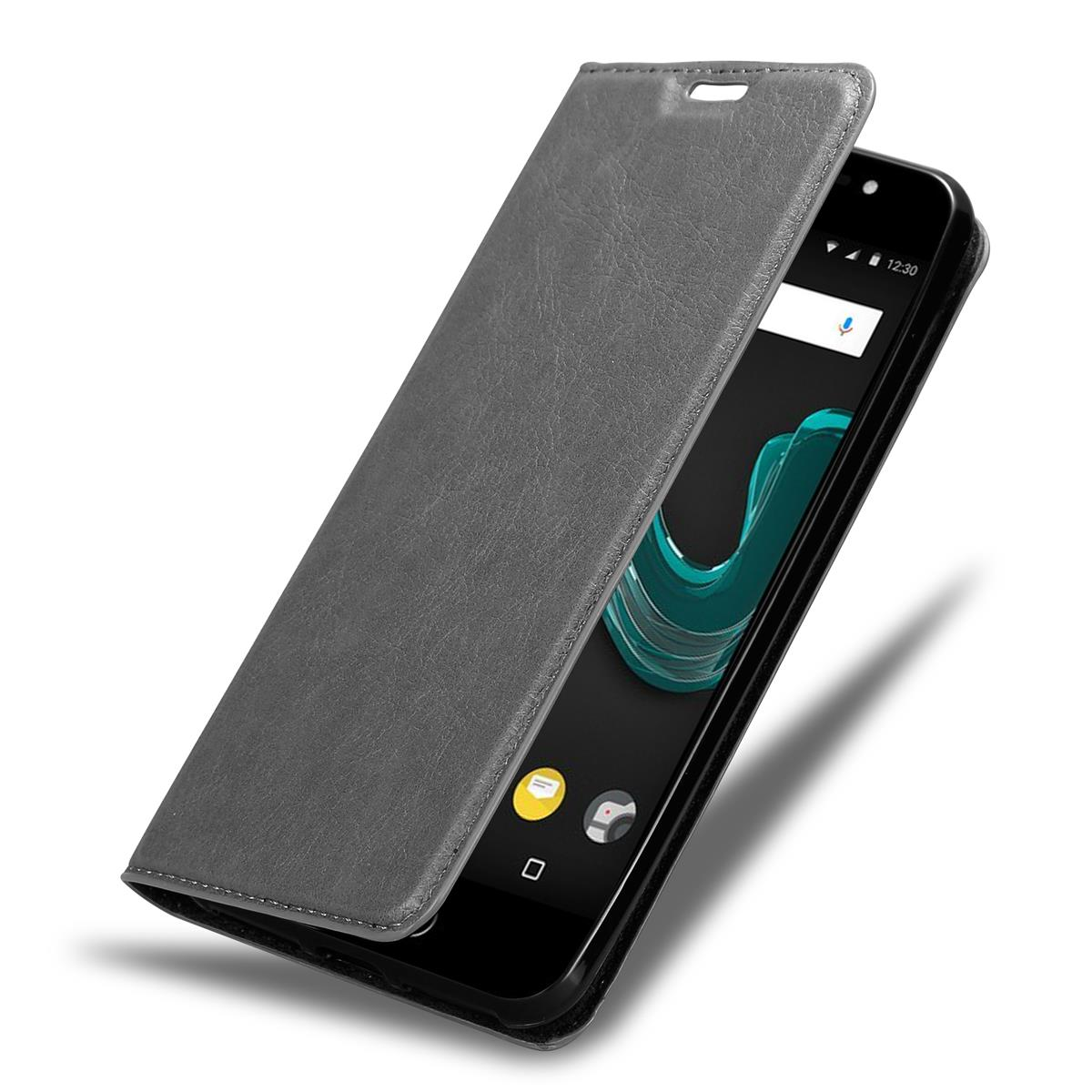 Graue Handyhülle geöffnet, zeigt ein Telefon mit einem Display, das ein App-Symbol und die Uhrzeit anzeigt.