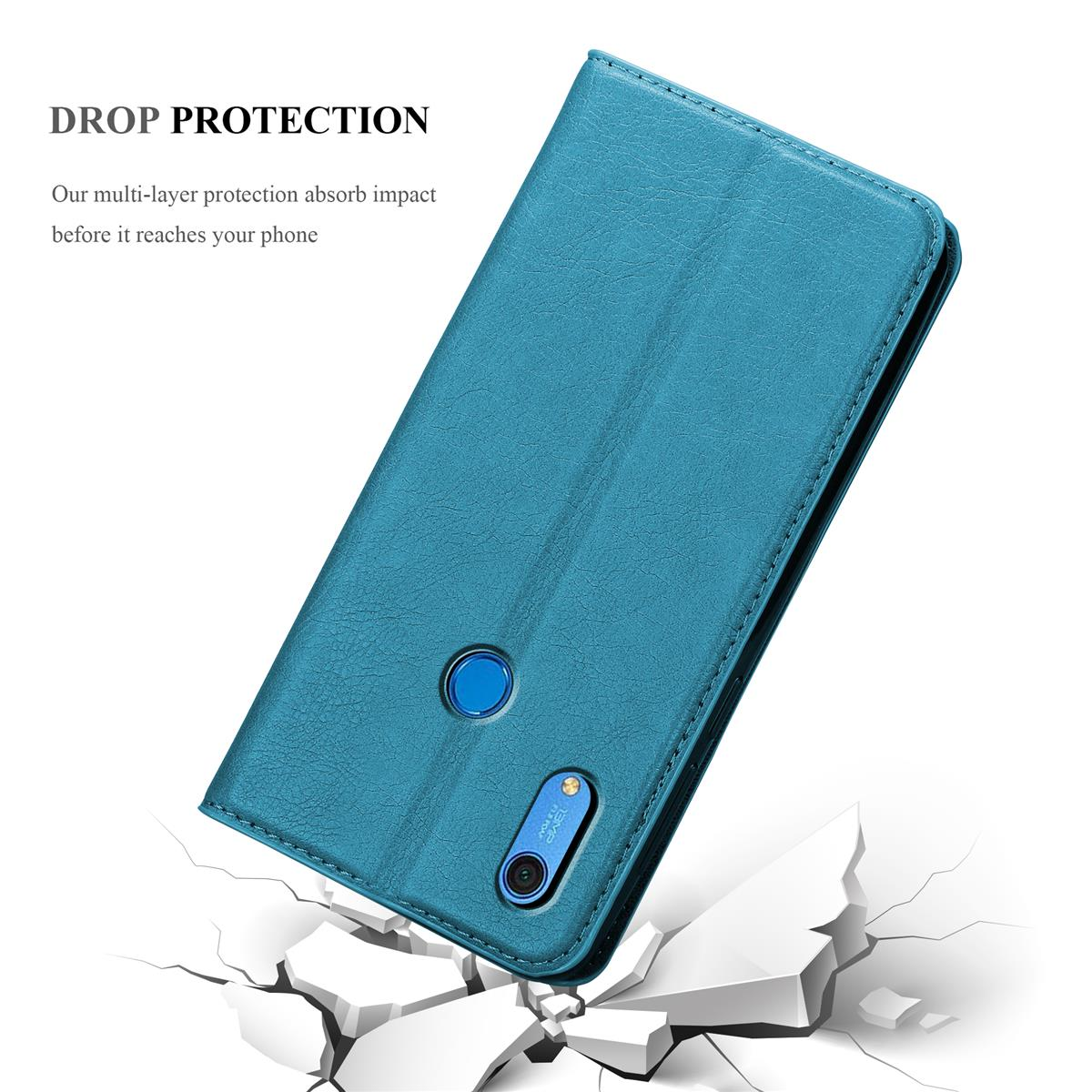 Eine blaue Handyhülle mit Lederstruktur liegt auf einer zerbrochenen Oberfläche. Der Text lautet "DROP PROTECTION".