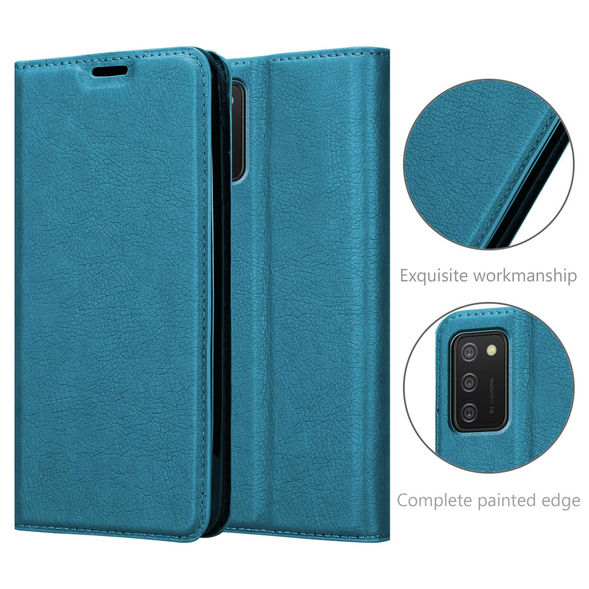 Eine blaue Handyhülle geöffnet. Details der Nähte und der Telefonkamera werden gezeigt.