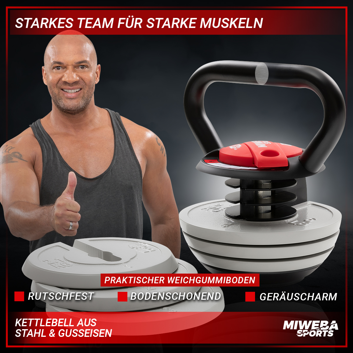 Mann lächelt, Daumen hoch, neben Kettlebell. Kettlebell hat rote und graue Elemente. Der Hintergrund ist dunkel.