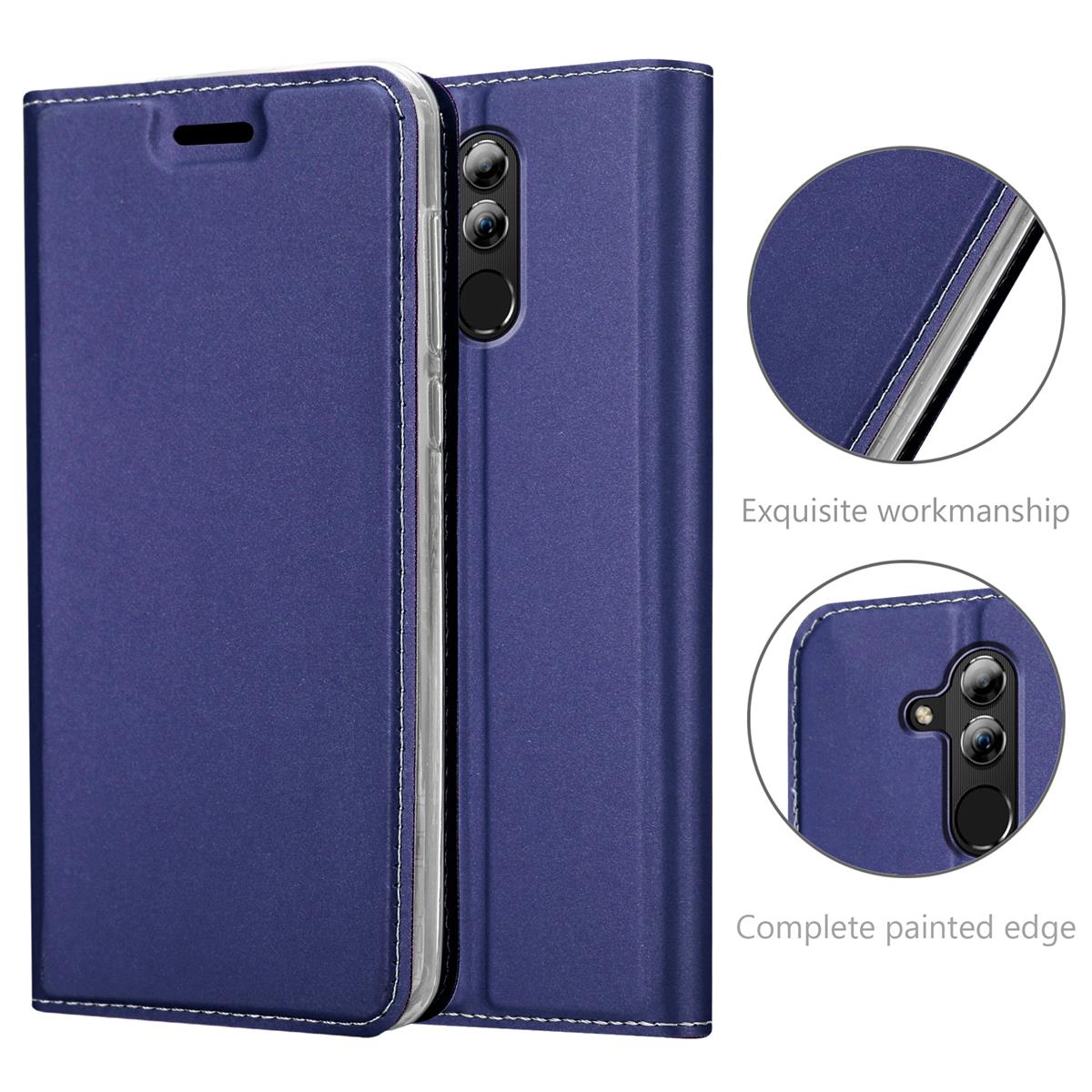 Una custodia blu per telefono con un telefono all'interno, con cuciture bianche e un dettaglio in primo piano.