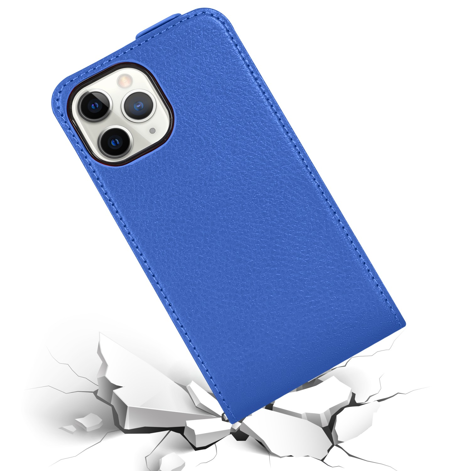 Una custodia blu per telefono con un telefono all'interno, appoggiata su una superficie bianca.