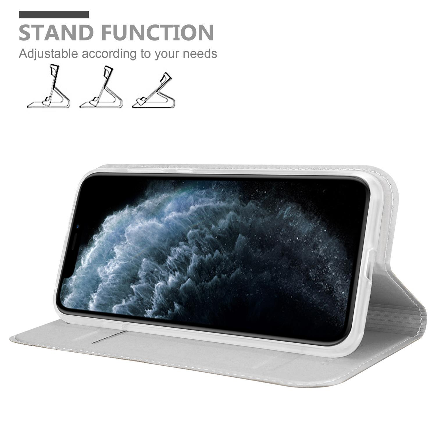 Weiße Handyhülle offen, mit Telefon. Text: Standfunktion. Das Telefon steht auf einem Ständer.