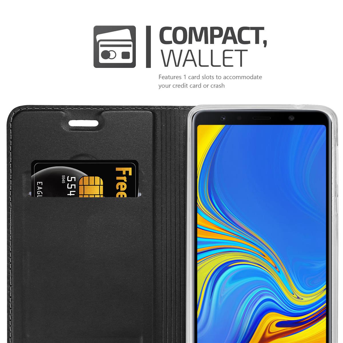 Custodia a portafoglio nera aperta. Carta nella fessura. Testo: Compact Wallet. Sfondo bianco.