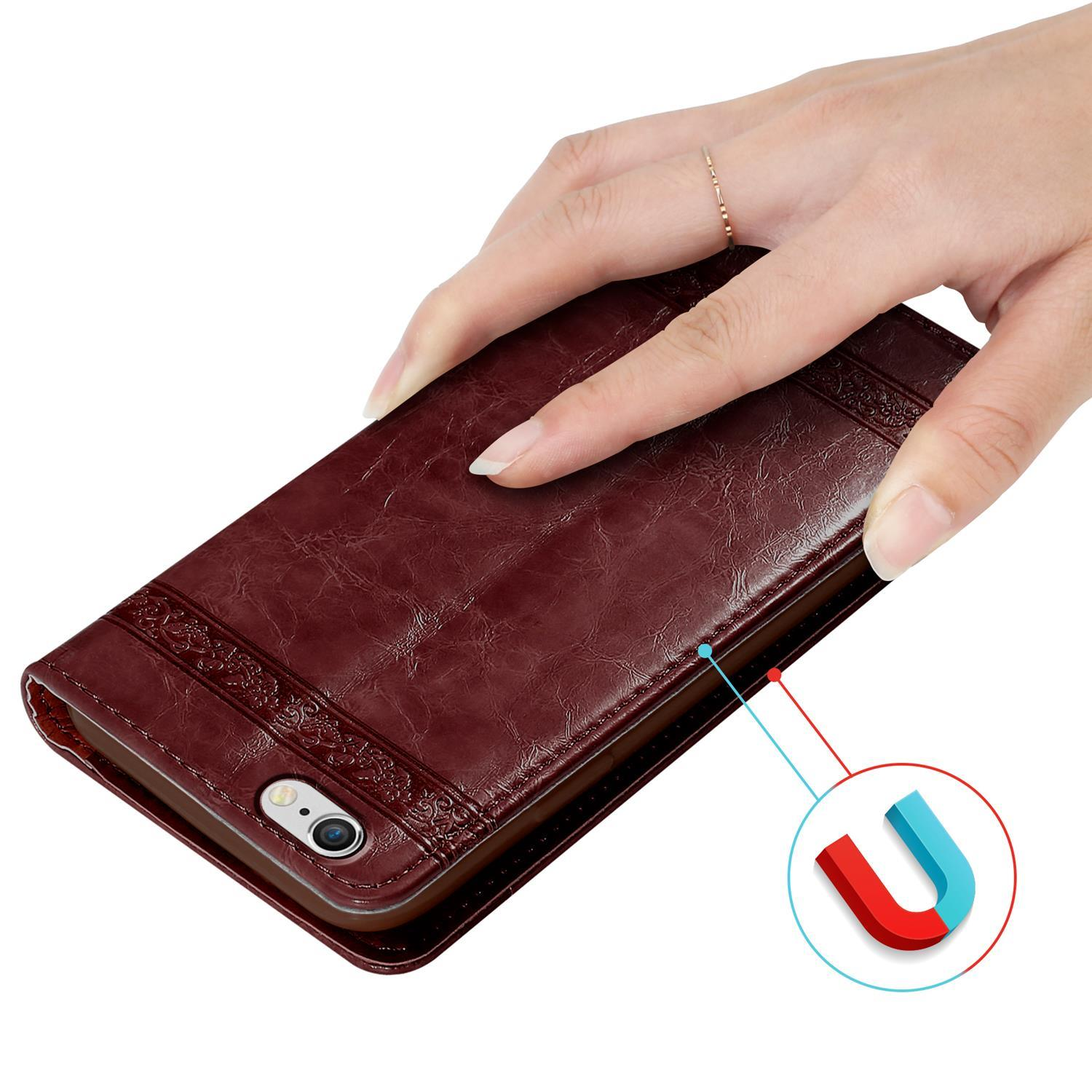 Eine braune Handyhülle mit Magnet-Symbol. Das Telefon ist geschlossen, mit Dekoration.