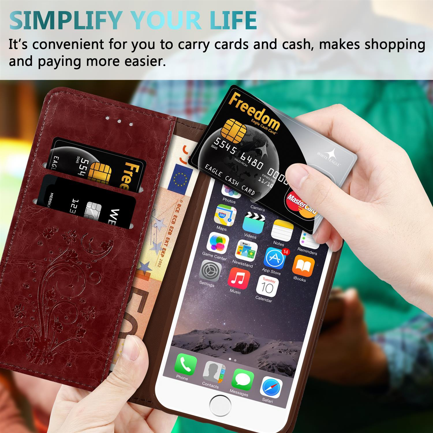 Hand hält Telefon in einer Brieftaschenhülle mit sichtbaren Karten und Geld.