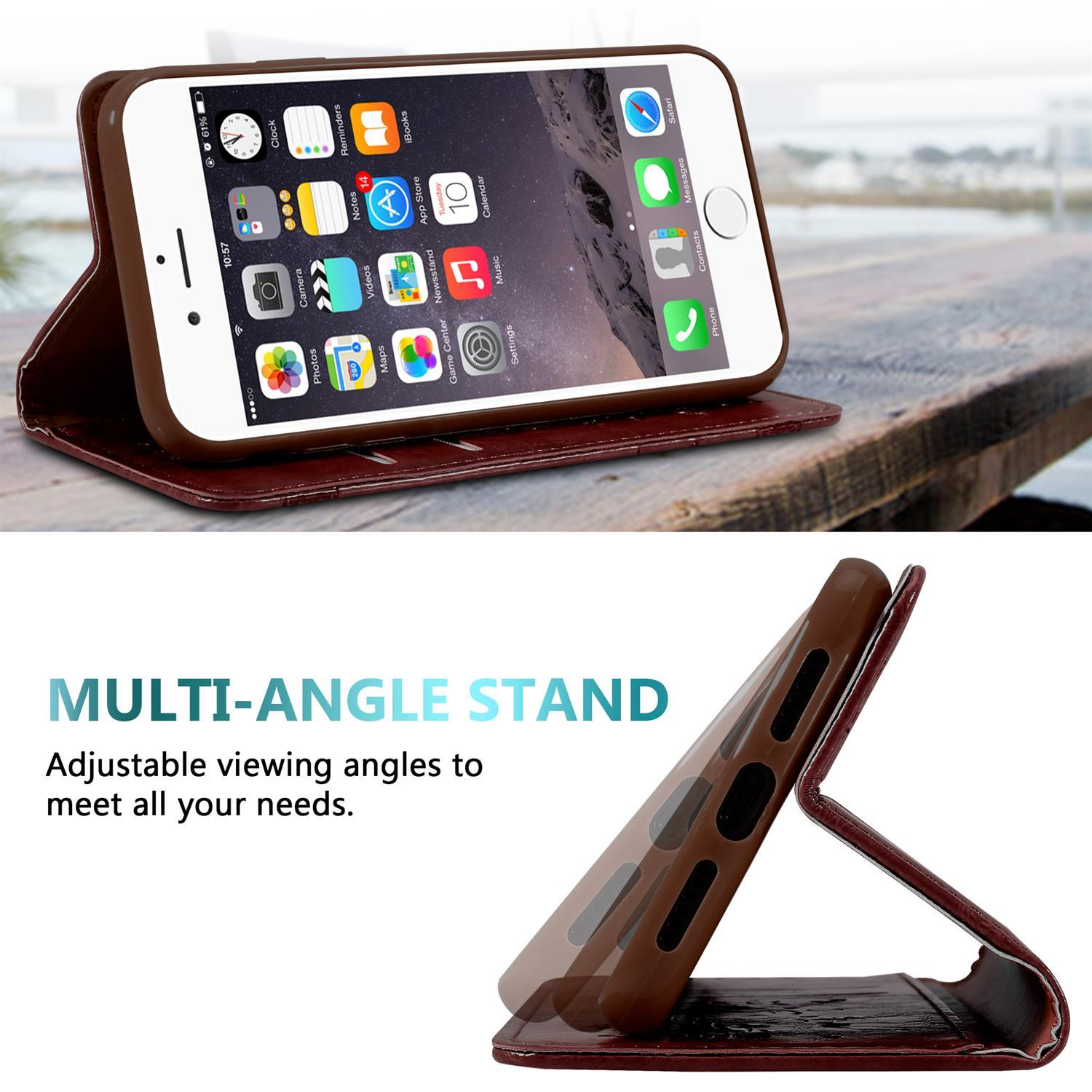 Ein Telefon in einer braunen Lederhülle, das auf einer Holzoberfläche steht. Zeigt die Multi-Winkel-Ständer-Funktion.
