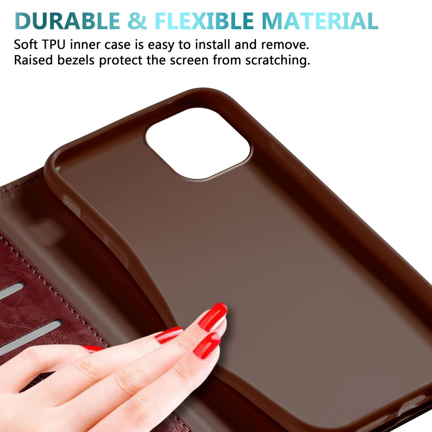 Hand hält braune Handyhülle über einer braunen Geldbörse. Roter Nagellack ist sichtbar.