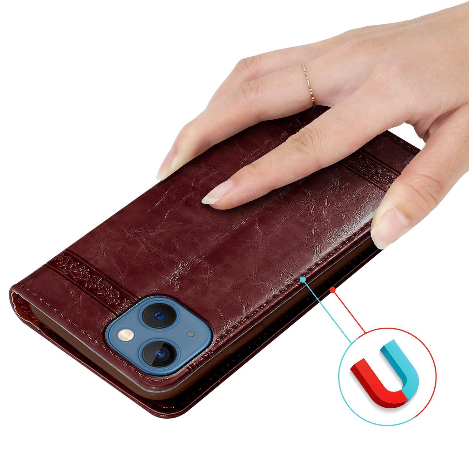 Eine Hand hält eine braune Leder-Handyhülle mit Magnetverschluss.