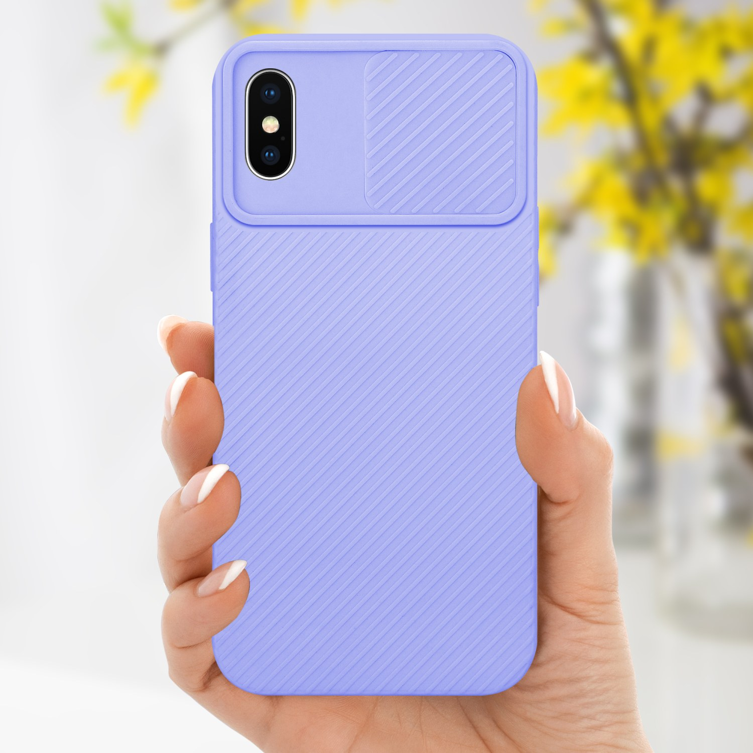 Hand hält eine hellviolette Handyhülle. Die Handyhülle hat eine Kameraabdeckung und ein strukturiertes Design.