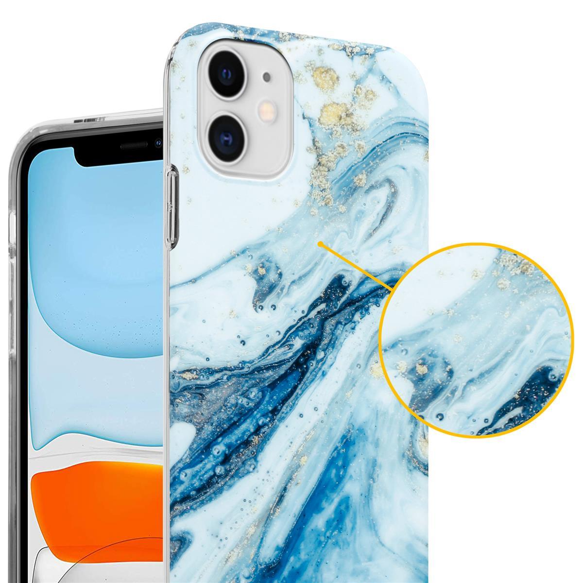 Custodia per telefono con motivo marmorizzato in blu e oro. Telefono parzialmente visibile. Superficie bianca.