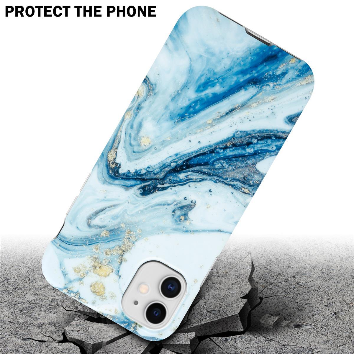 Custodia per telefono con design a marmo blu, posizionata su superficie in cemento crepata.