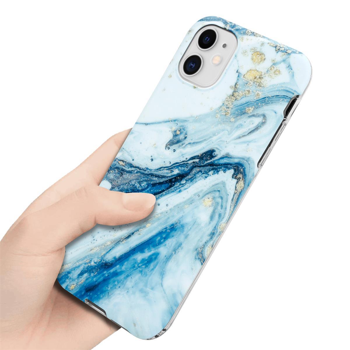 Una persona che tiene in mano un telefono con una custodia dal design a marmo blu.