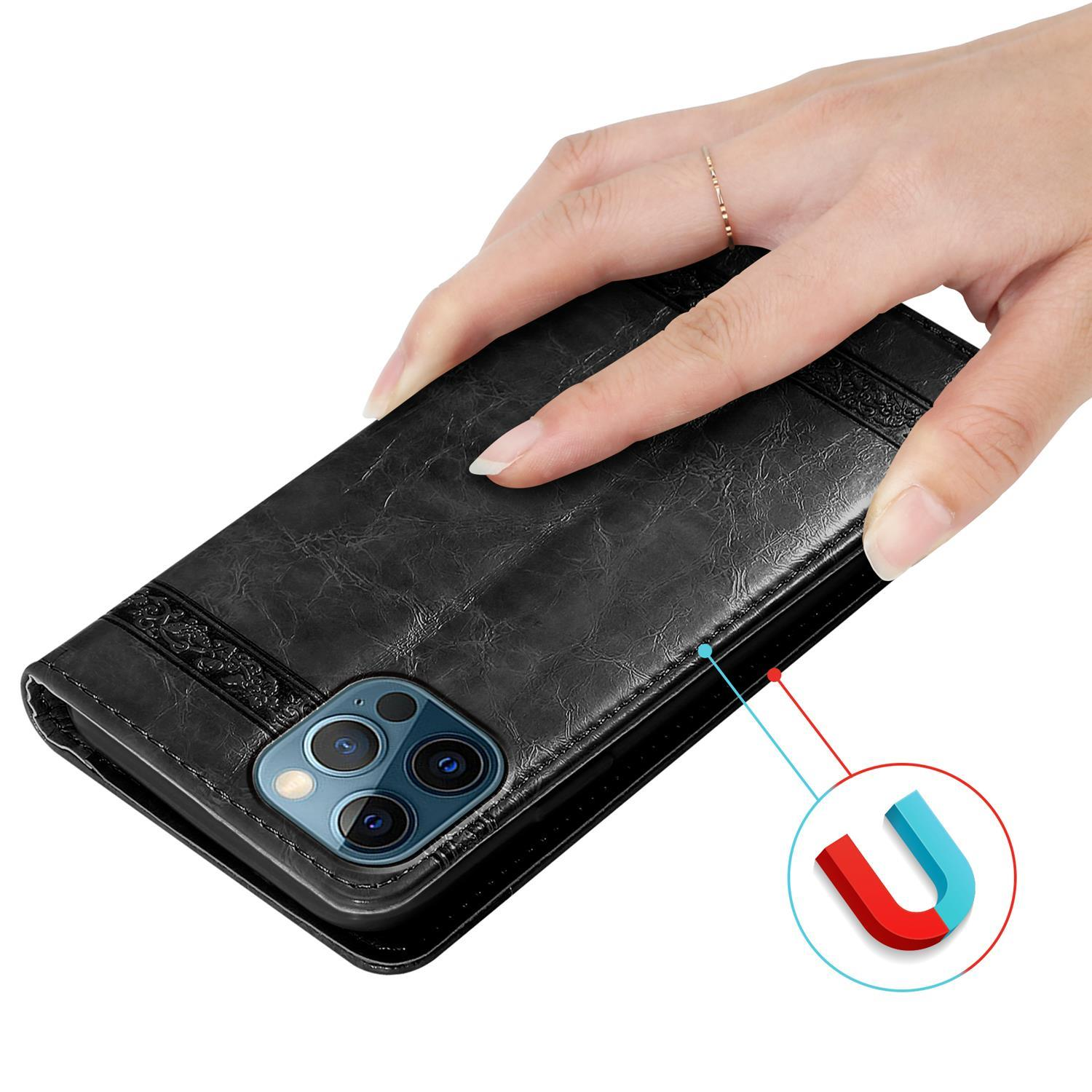 Mano che tiene una custodia per telefono in pelle nera chiusa. Un'icona a calamita accanto alla custodia.