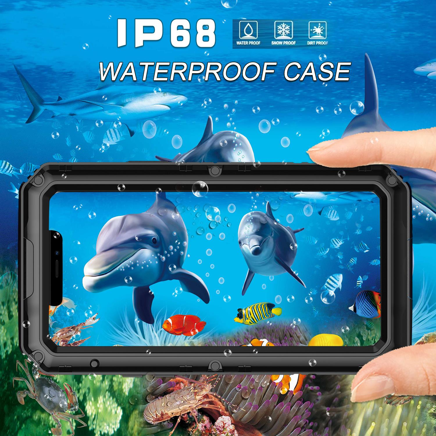Unterwasserszene mit Delfinen, Haien und Fischen. Telefon in wasserdichter Hülle.