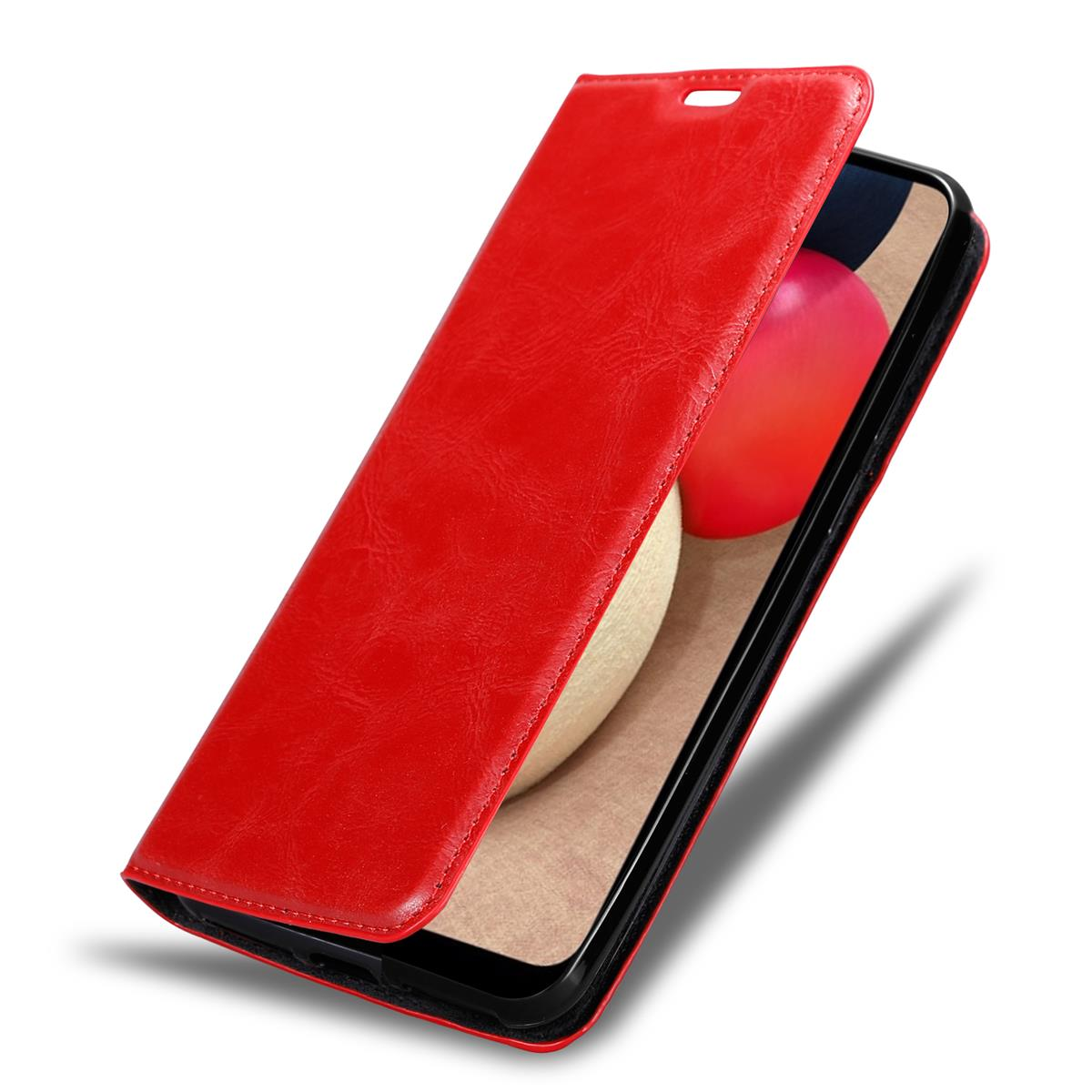Rote Leder-Handyhülle, geöffnet, um einen Telefonbildschirm zu zeigen. Das Telefon ist schwarz mit rotem Hintergrund.