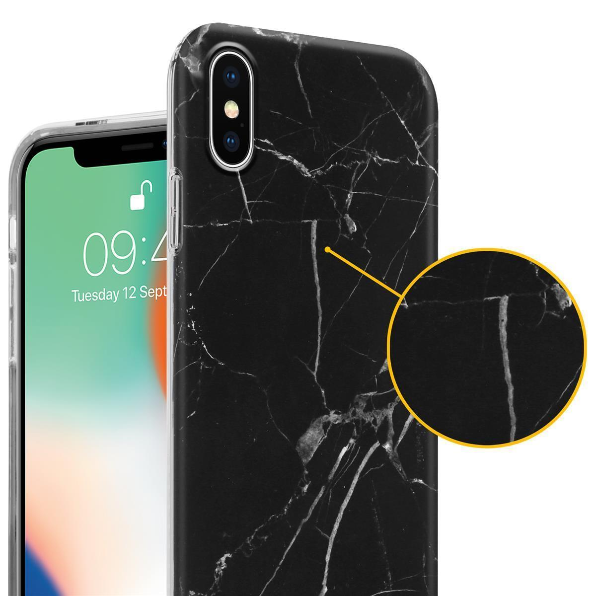 Custodia per telefono nera con texture marmorea e un telefono. Primo piano del motivo marmoreo.