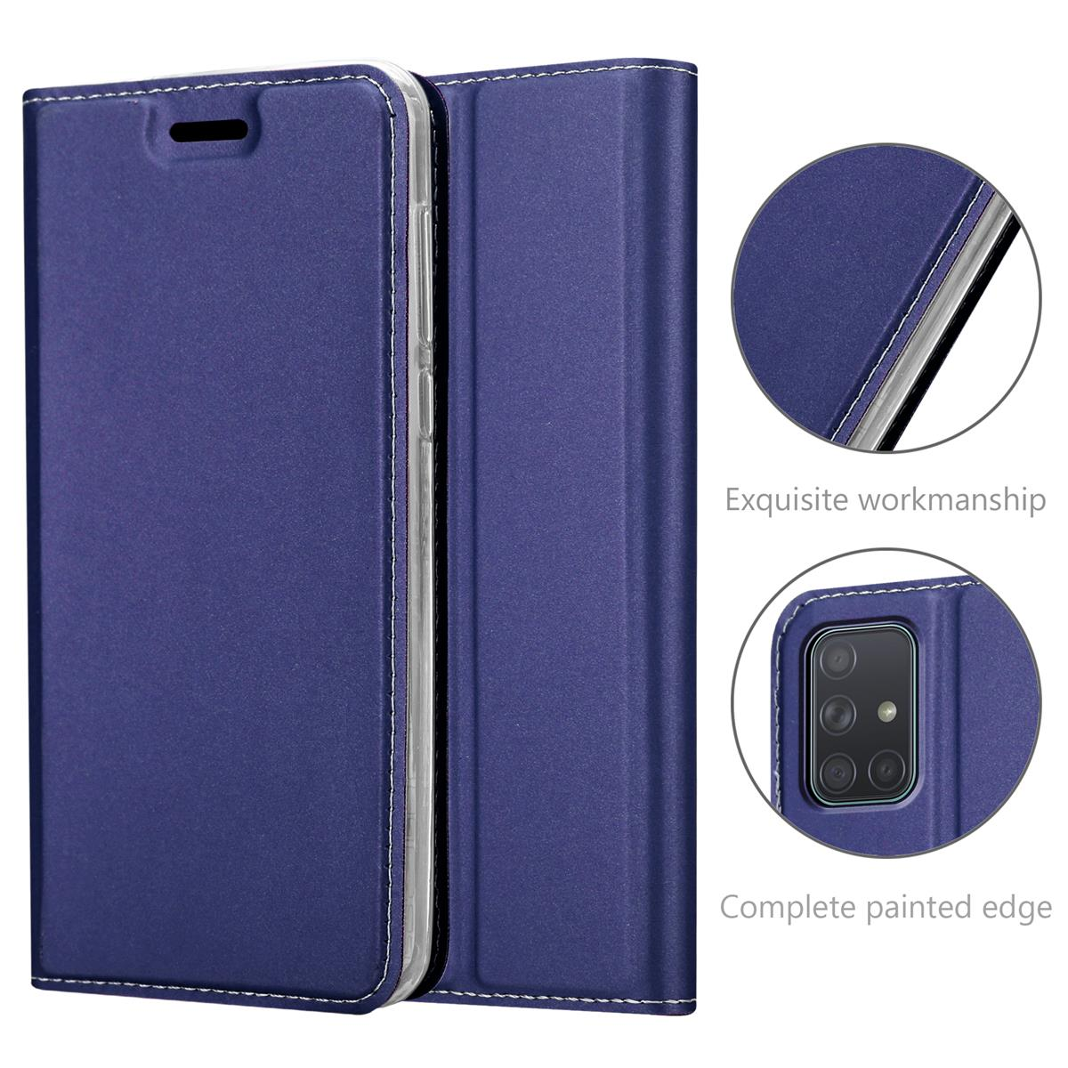 Blaue Handyhülle offen und geschlossen. Nahaufnahme der Handykamera und Details. Text: Exquisit, komplett.