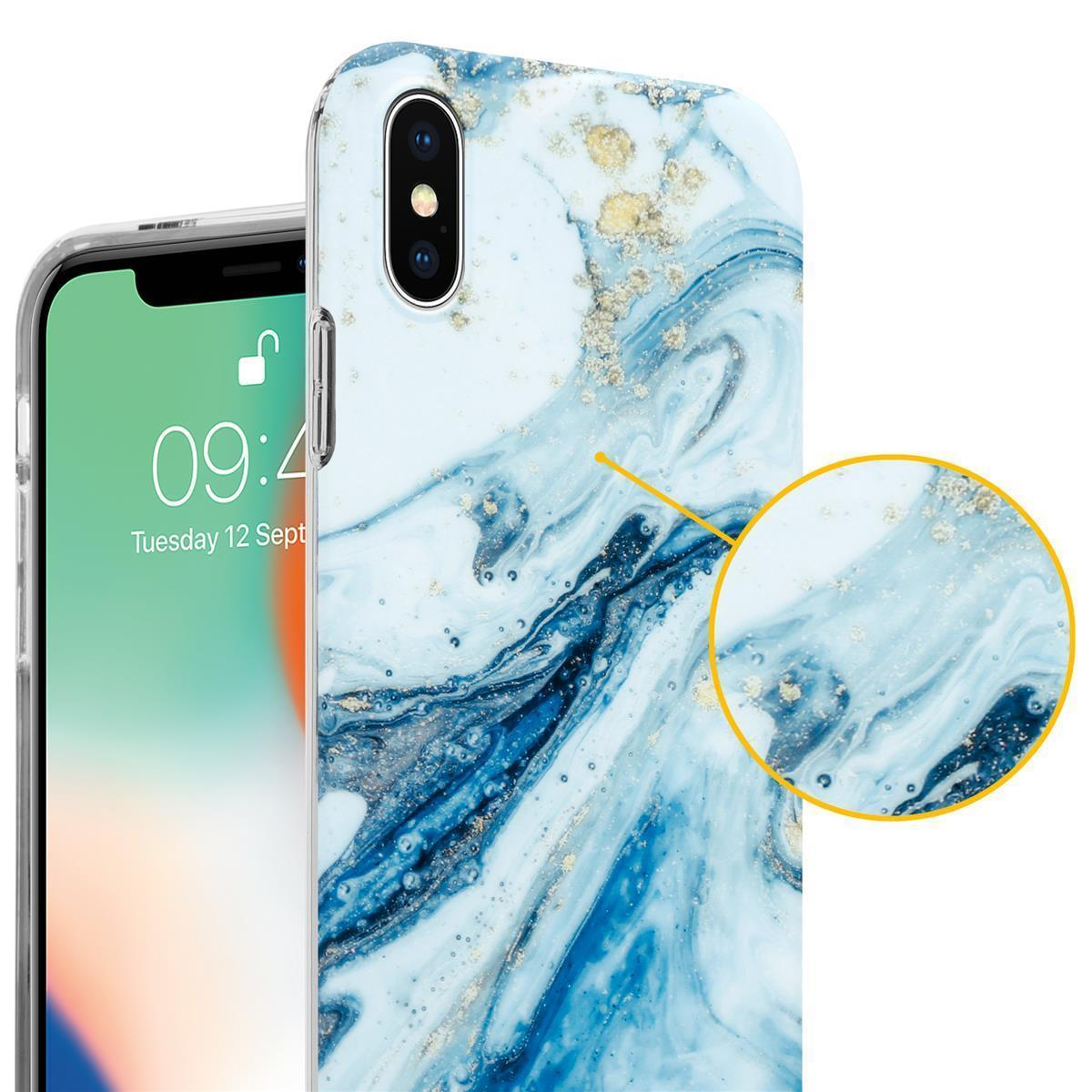 Primo piano di una custodia per telefono in marmo, che mostra dettagli di marmorizzazione blu, bianca e oro.