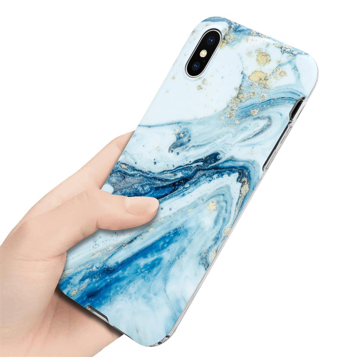 Una mano che tiene un telefono con una custodia dal design marmoreo.