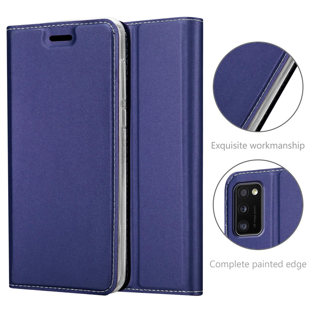 Blaue Handyhülle offen, Telefon zeigend. Exquisite Verarbeitung, vollständiger Rand.