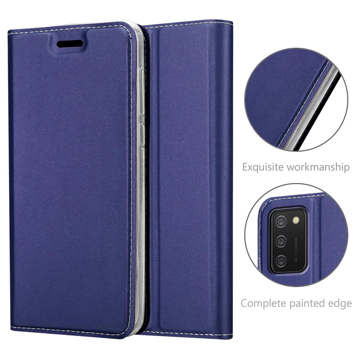 Coque de téléphone bleue, fermée, avec coutures et détails blancs. Des gros plans montrent le bord et la zone de la caméra.