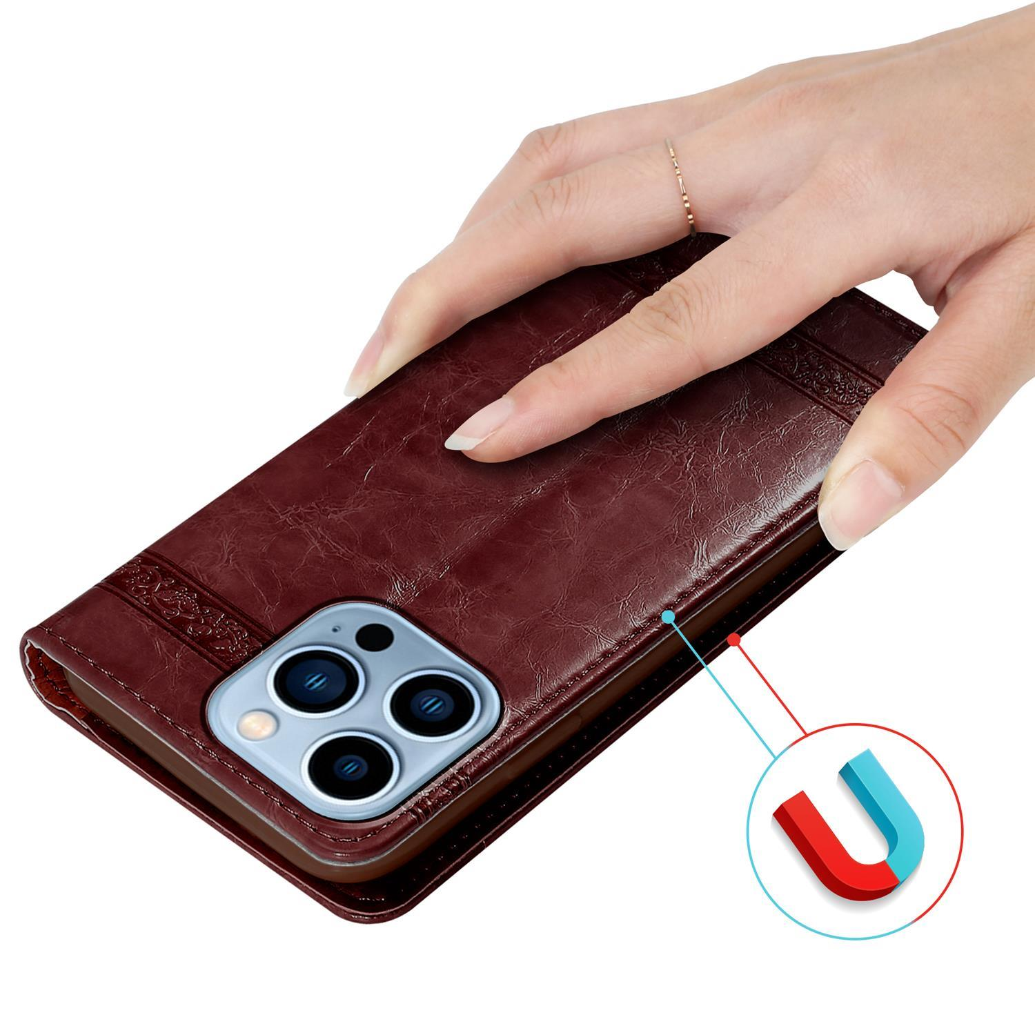 Hand hält maroonfarbene Handyhülle. Ein Magnet ist sichtbar.