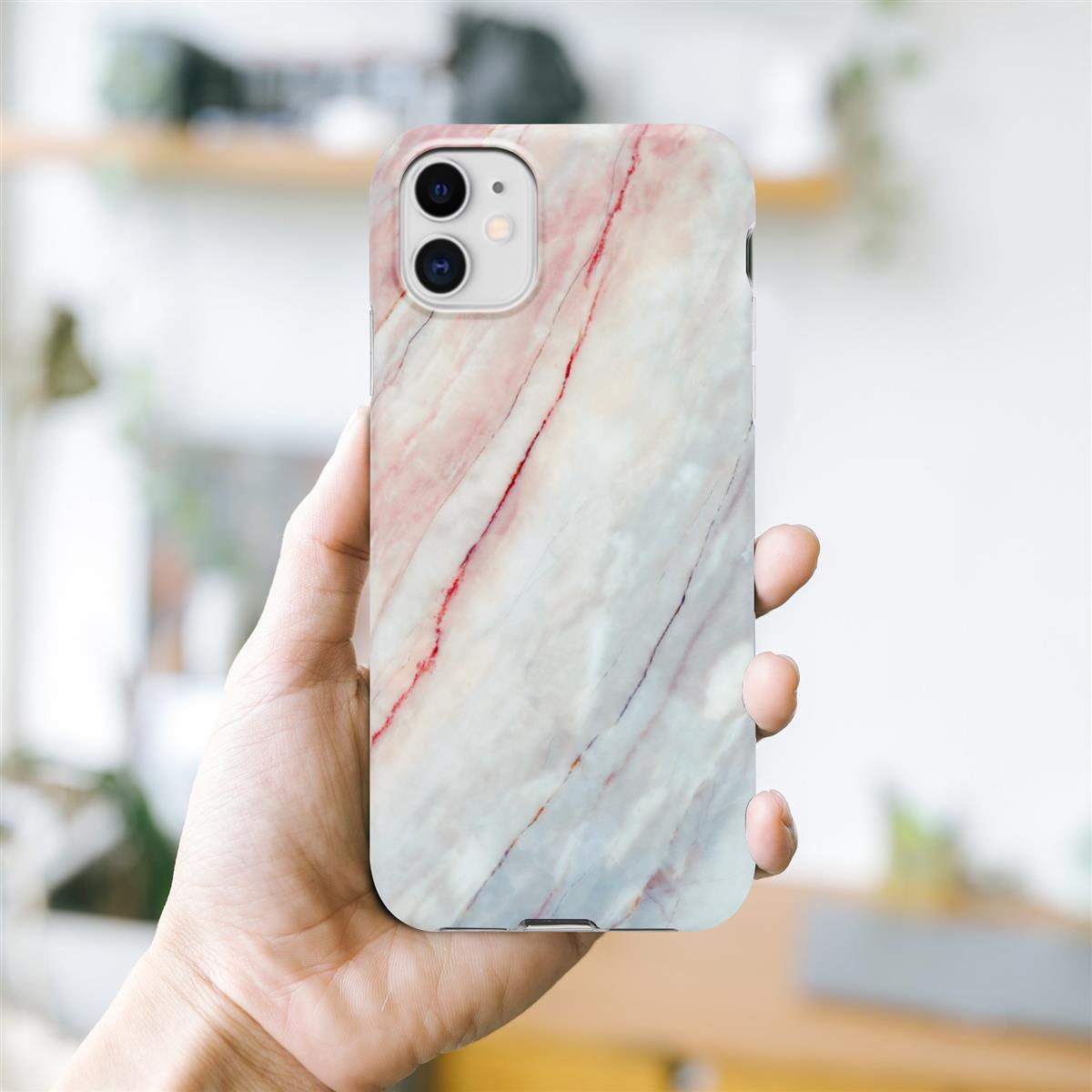 Custodia per telefono con design marmorizzato, tenuta in mano. La custodia ha una base bianca con venature rosse e grigie.