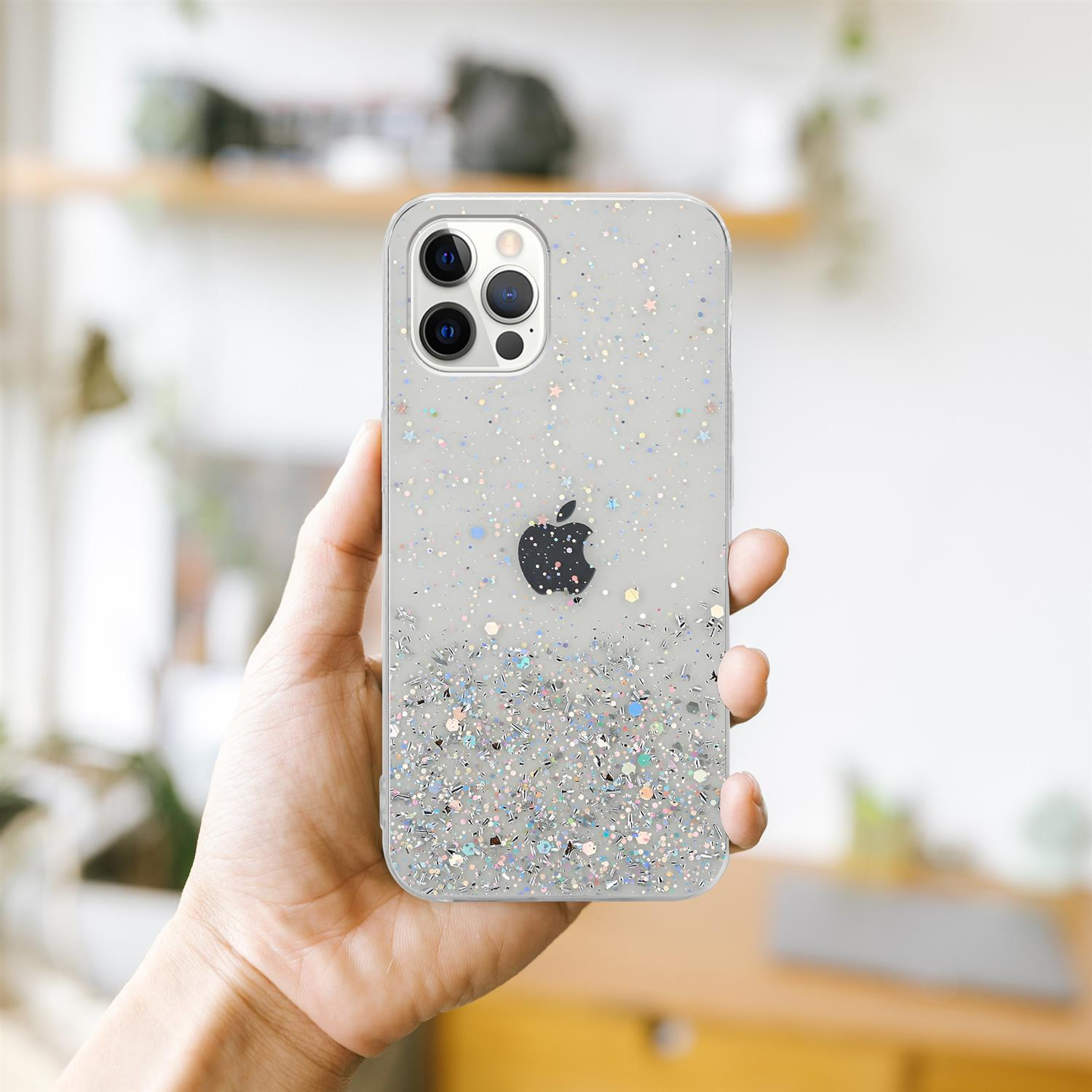 Hand hält transparente Handyhülle mit Glitzer. Ein schwarzes Apple-Logo ist auf der Rückseite des Telefons sichtbar.