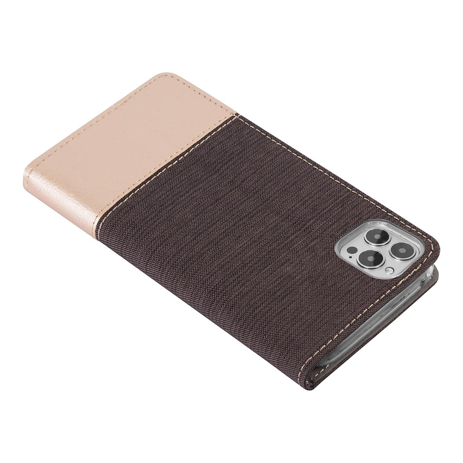 Eine Handyhülle mit braunem Stoffrücken und tanfarbener Oberseite, schräge Ansicht, die das Telefon im Inneren zeigt.