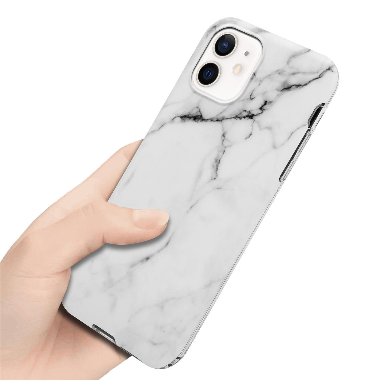 Eine Person hält eine weiße Marmor-Handyhülle. Die Hülle hat das Telefon im Inneren. Es gibt schwarze Marmoradern.