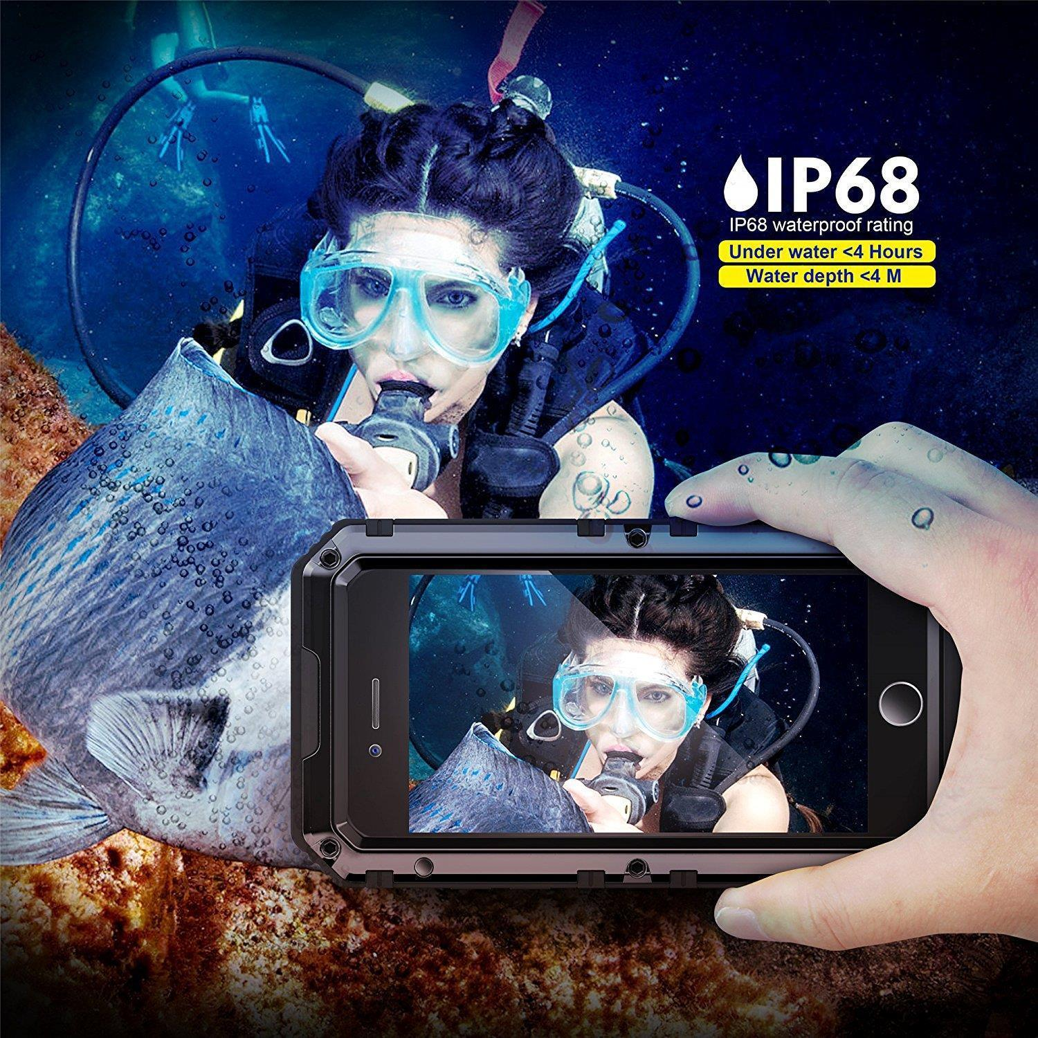 Person im Wasser mit Tauchausrüstung, hält ein Telefon in einer wasserdichten Hülle, zeigt einen Taucher.