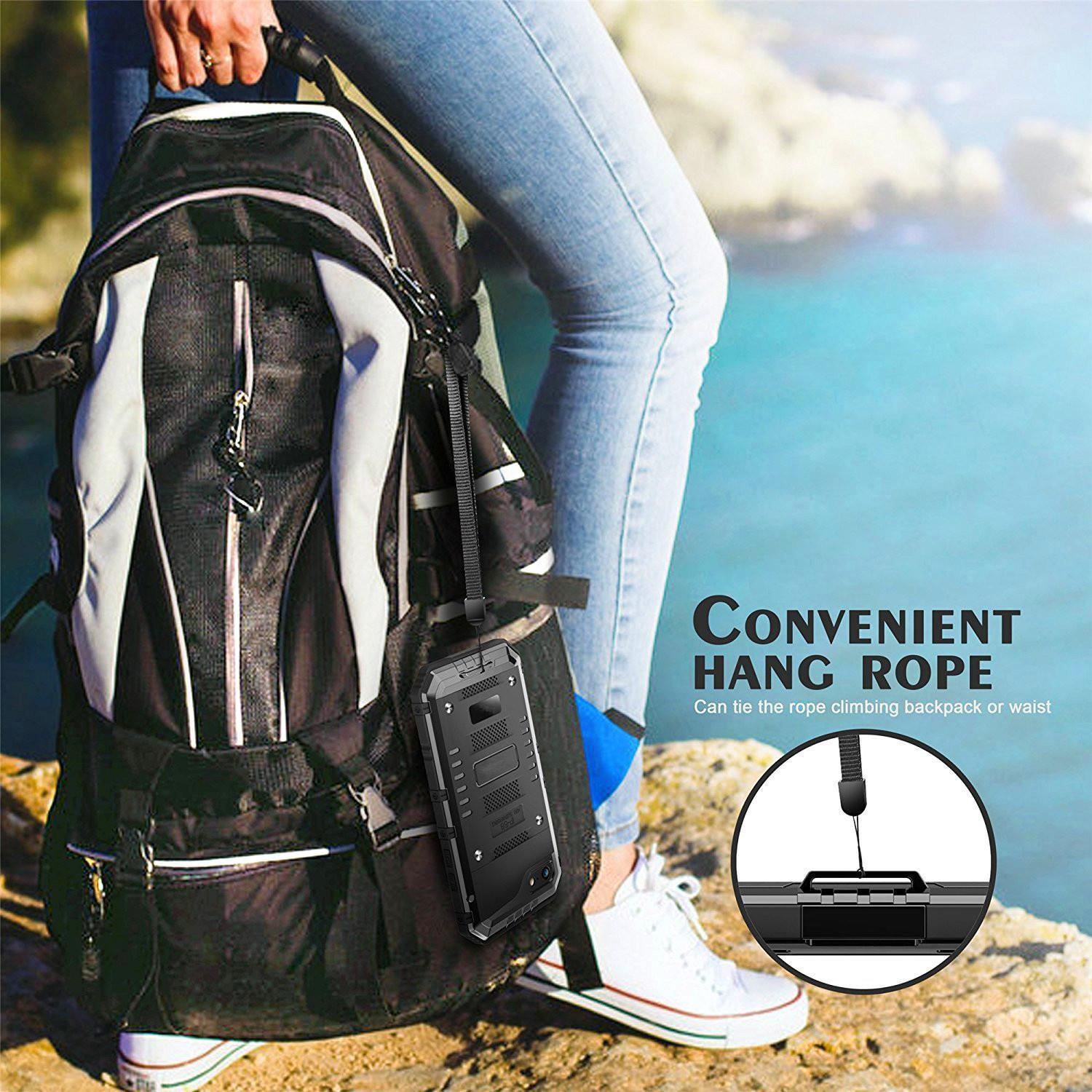 Eine Person mit Rucksack und Telefon, das am Gurt hängt. Der Hintergrund ist verschwommen.