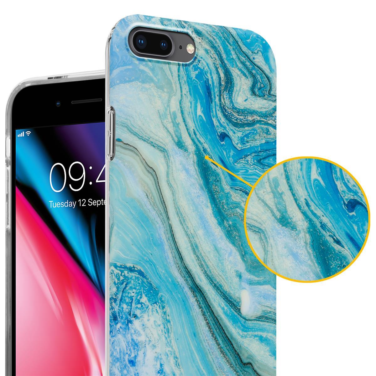 Eine Handyhülle mit blauem Marmordesign. Ein Telefon befindet sich auf der linken Seite. Nahaufnahme des Marmordesigns.