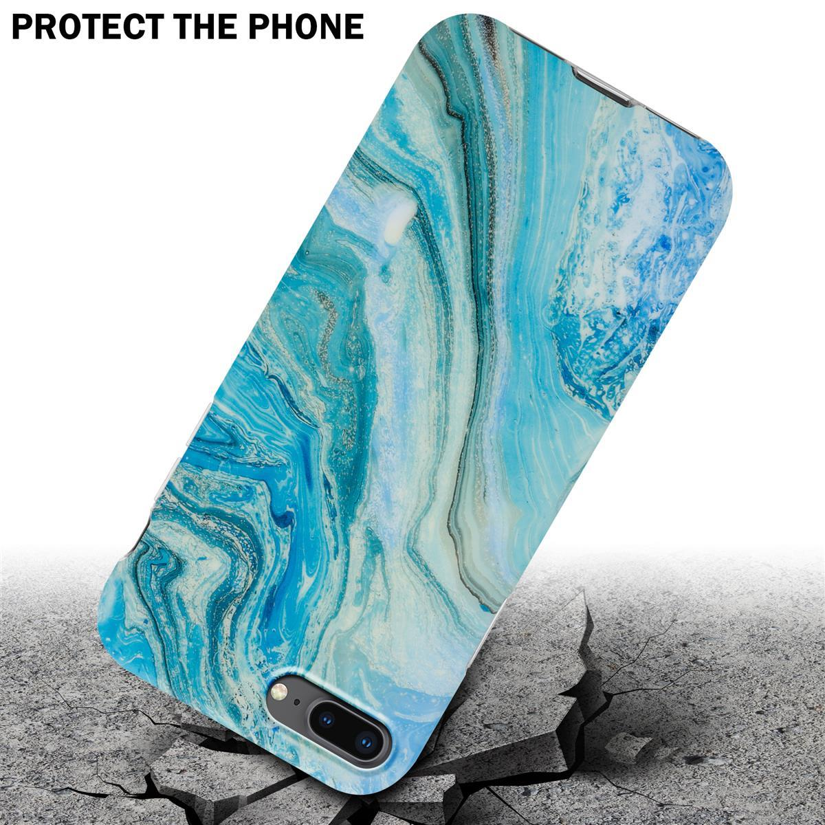 Eine Handyhülle mit Telefon darin, liegt auf einer zerbrochenen Oberfläche. Die Handyhülle hat ein blaues Muster.