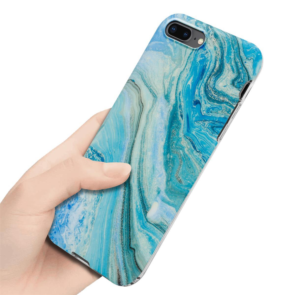 Hand hält eine Handyhülle mit blau-weißem Marmormuster. Die Hülle ist leicht angewinkelt.