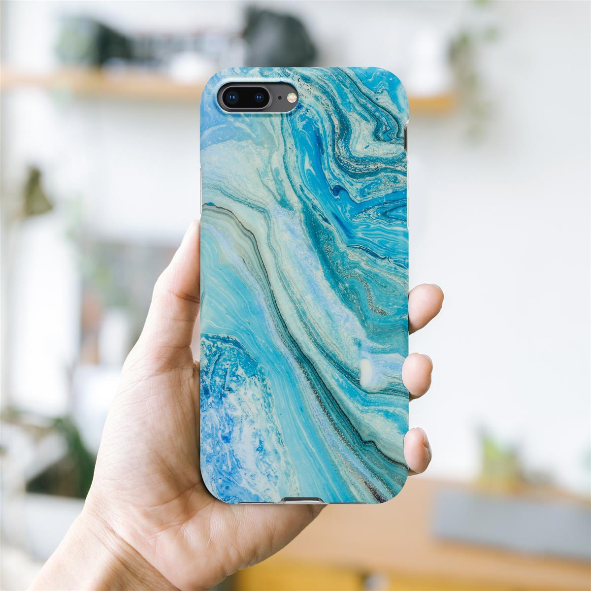 Hand hält eine Handyhülle mit wirbelndem blau-weißem Marmordesign. Hintergrund ist unscharf.