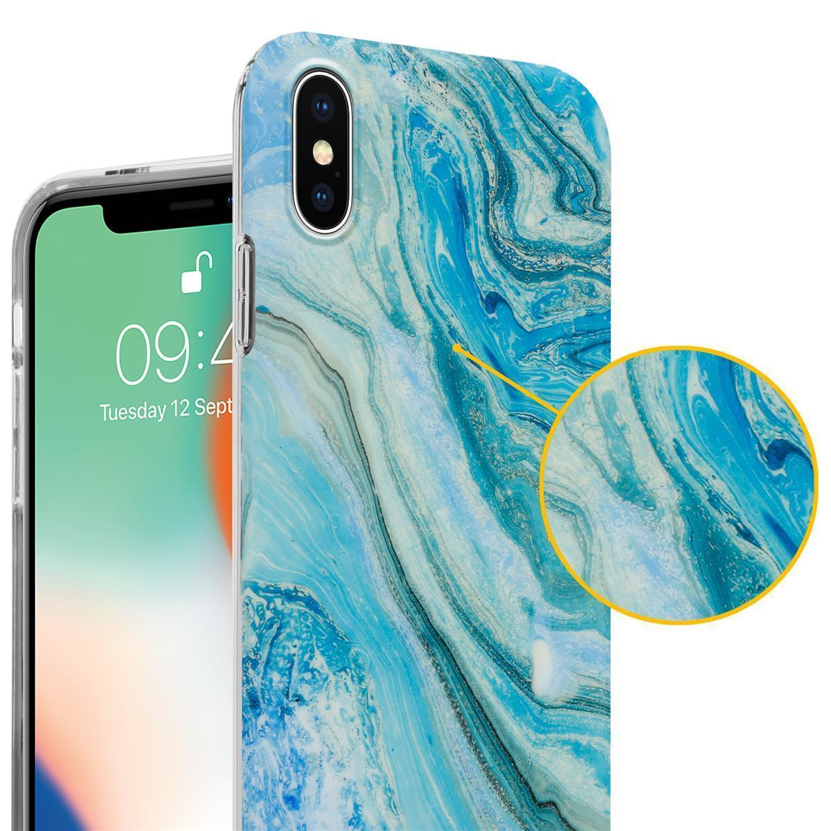 Telefono in una custodia colorata, che mostra un design blu e bianco marmorizzato.
