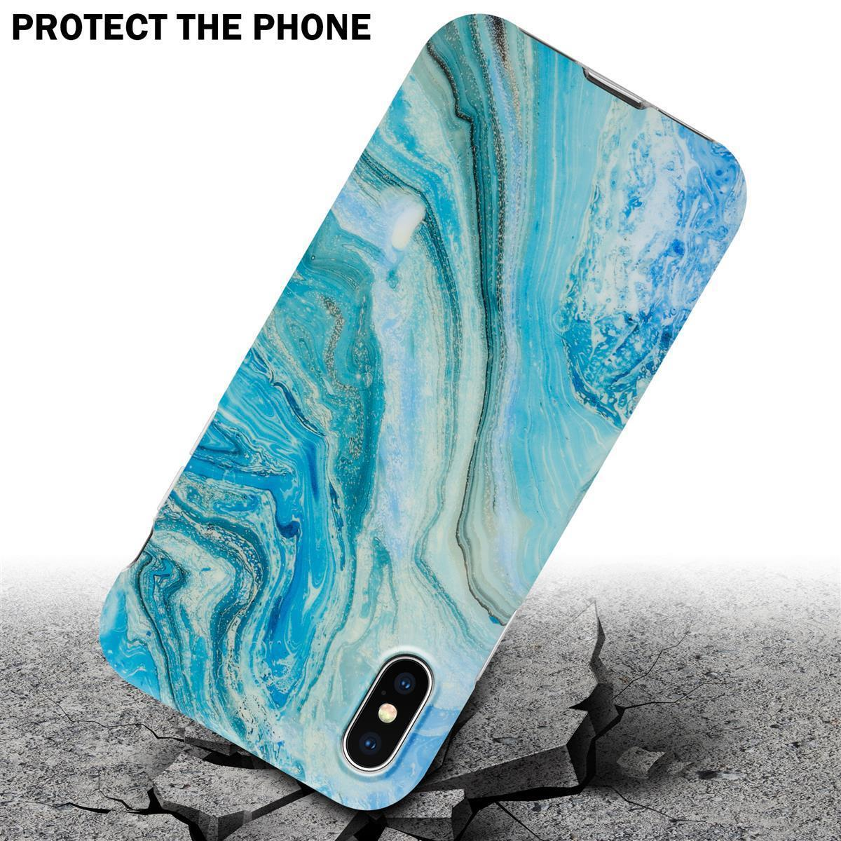 Un telefono in una custodia con motivo marmorizzato blu e bianco è su una superficie incrinata.