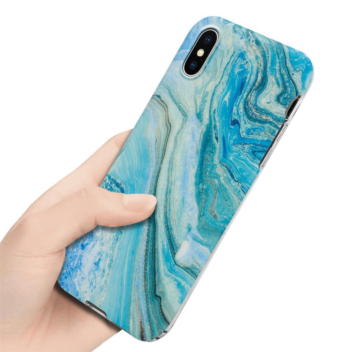 Una mano che tiene un telefono con una custodia dal design a marmo blu su sfondo bianco.