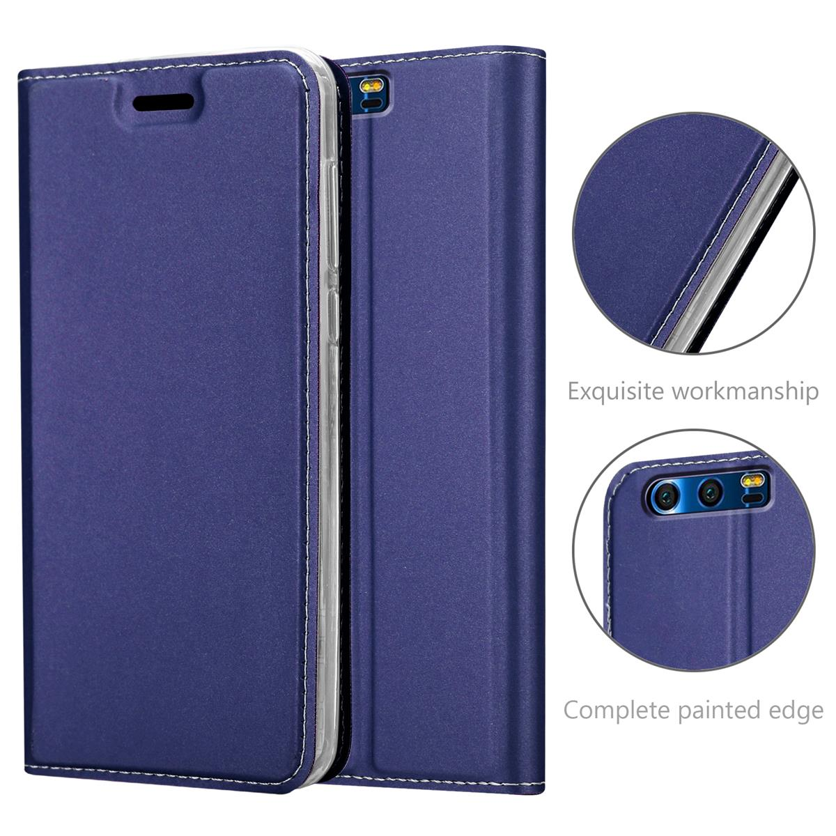 Blaue Handyhülle offen und geschlossen. Nahaufnahme der Handykamera und Details. Text: Exquisit, komplett.